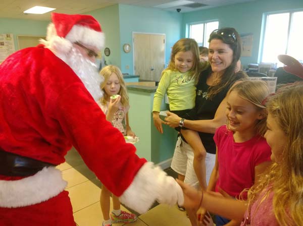 amicc-santa-greets-jg-121113