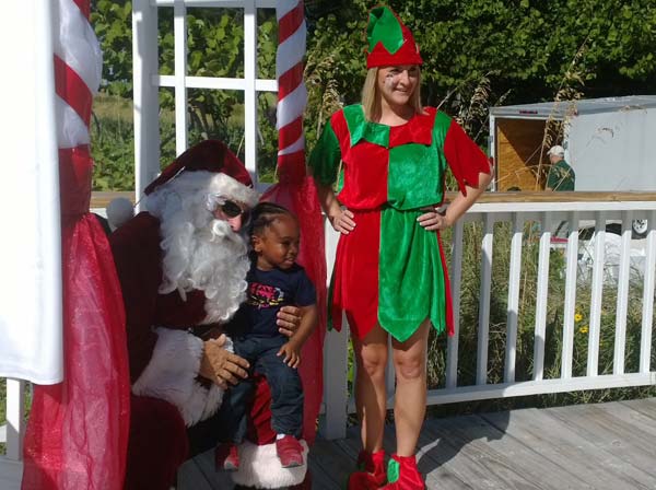 chiles-xmas-party-santa-lap-jg-121813
